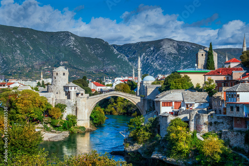 Fotografie Old Ottoman-era bridge over the Neretva River in the city of Mostar, Bosnia and