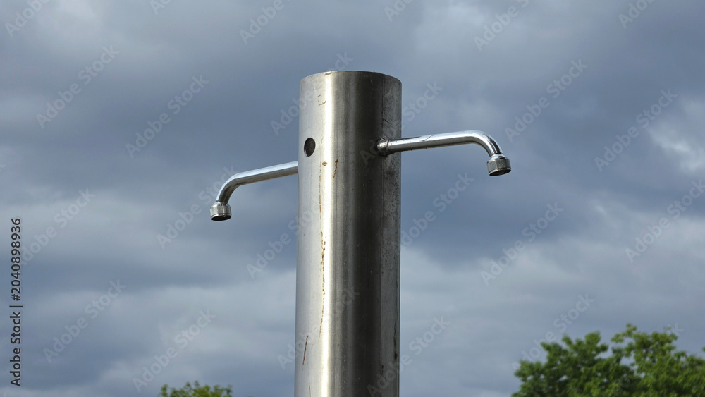 Εκτύπωση καμβά Stainless steel outdoor beach shower station with two chrome water spouts agains