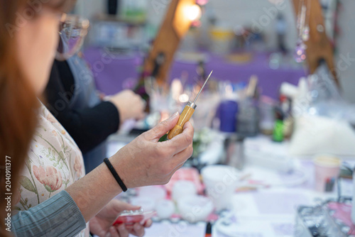 Foto Person holding awl preparing materials for candle making
