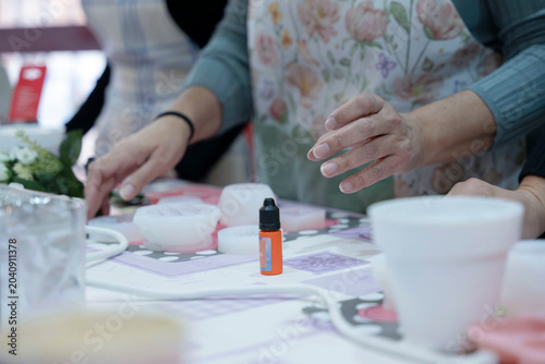 Foto People crafting handmade candles at a workshop