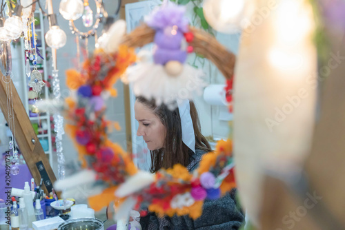 Foto Woman working creating handicrafts in a workshop studio