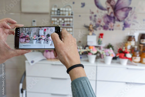 Konstfotografi Hands capturing image of handmade floral candles workshop