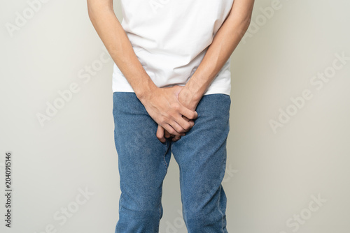 Fotografía men feeling itching and scratching his crotch