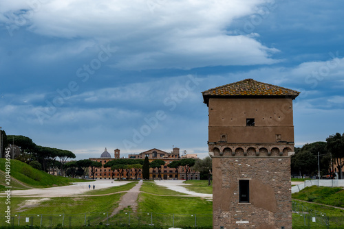 Foto Spring vacation in Rome, view on Circus Maximus ruins, green pine trees and old