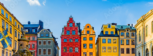 Historische Fassaden in der Altstadt von Stockholm in Schweden