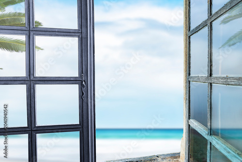Ausblick aus einem Fenster zum Meersestrand