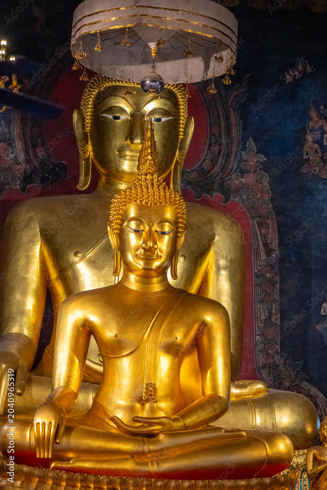 Obraz premium Golden Buddha statues at Wat Phra Kaew in Bangkok