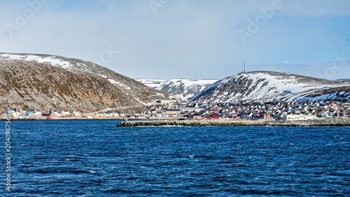 Foto Colorful houses at the coast of Kjollefjord in Norway