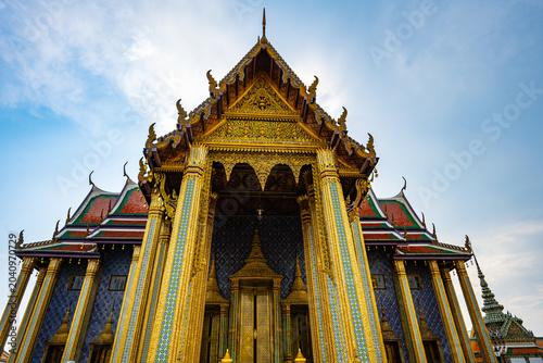 Tableau sur toile Ornate temple architecture at Wat Phra Kaew in Bangkok
