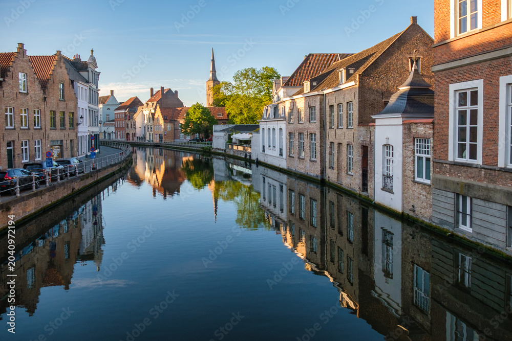 Obraz premium Afternoon view of canals and historic houses in Bruges