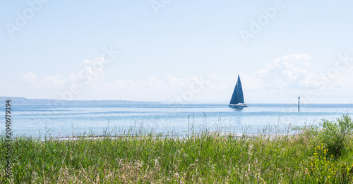 Billede på lærred Sailboat cruising lake constance on sunny summer day