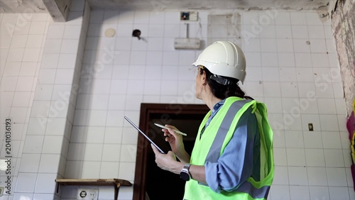 Foto Female architect or engineer inspecting an old building structure during renovat