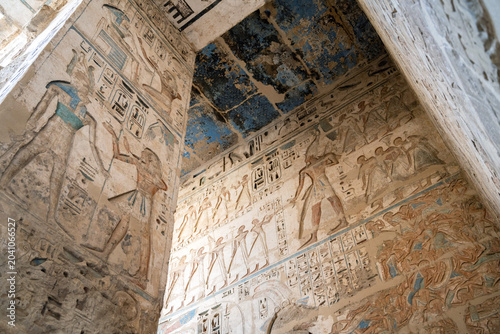 Tableau sur toile Close up details of the reliefs and hieroglyphs inside Medinat Habu, the ancient Egyptian Mortuary Temple of Ramesses III on the West Bank of The Nile, Luxor, Egypt