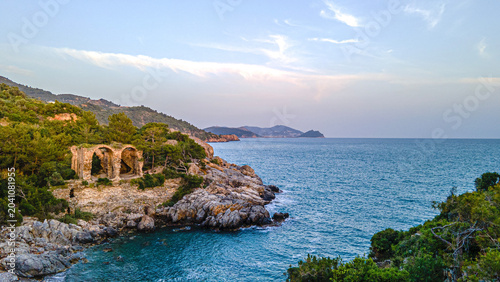 Foto The scenic views of Aytap (iotape) is popular for camping, swimming in the natural caves, the local beaches, and the ancient ruins, located east of Alanya, in the Mediterranean Region, Turkey