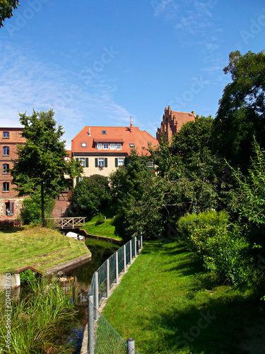 Flusslandschaft in einer historischen Altstadt