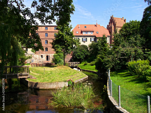 Flusslandschaft in einer historischen Altstadt
