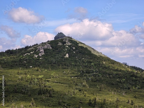 Tableau sur toile Szrenica Mountain Peak with Traditional Chalet in Karkonosze Poland