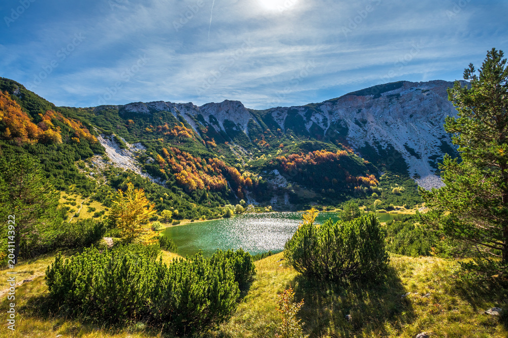 Obraz premium Sator Lake located below Sator Mountain in Bosnia and Herzegovina. Autumn landscape.