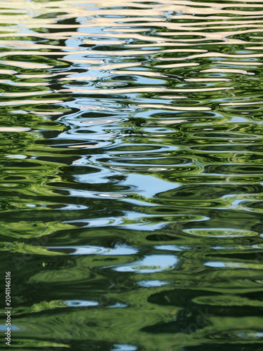 Reflejos abstractos en la superficie de un pequeño lago