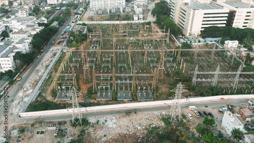Foto Angled aerial perspective of large electrical substation with extensive switchya
