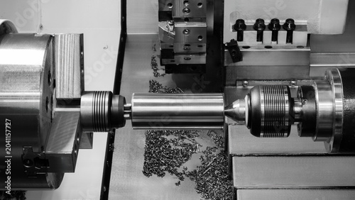 Foto Metal rod spins precisely between lathe chuck jaws