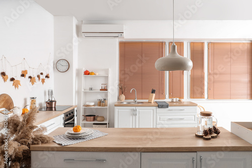 White counters and autumn d...