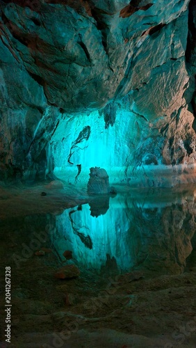 Foto Un magnifique lac souterrain faisant penser à celui où Lord Voldemort a caché l'