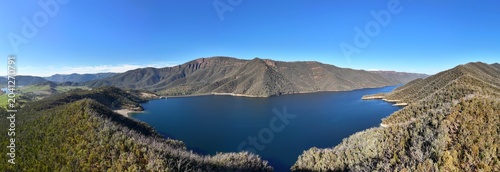Foto Spectacular aerial panorama of Talbingo Dam NSW Australia