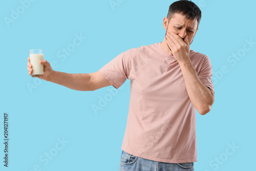 Sick young man with glass o...