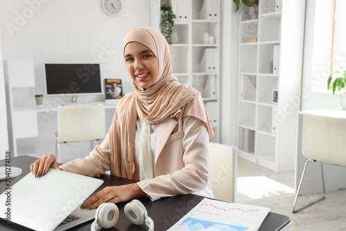 Beautiful Muslim businesswo...