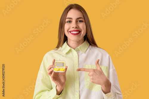 Young woman pointing at con...