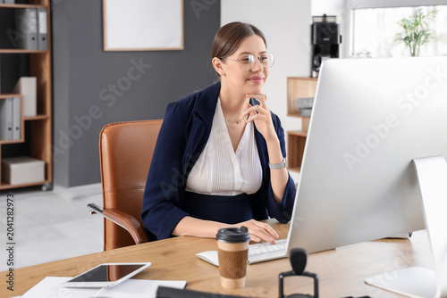 Young pregnant businesswoma...