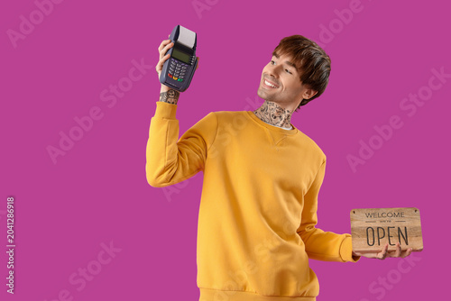 Young online store seller w...