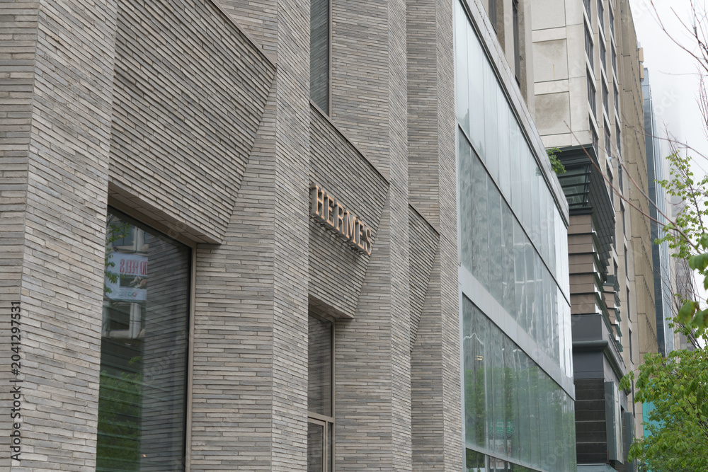 Naklejka premium angle view of facade and sign of Hermès, a luxury fashion accessories store, located at 100 Bloor St W, inside 10 Bellair Condominium, Toronto