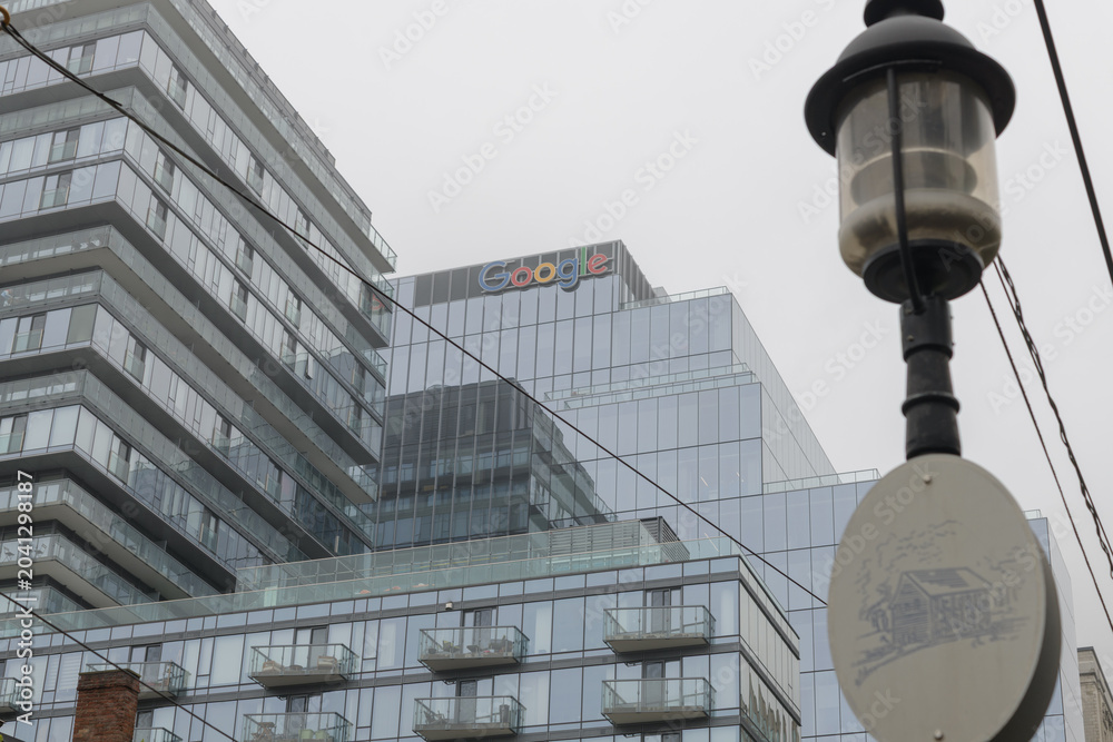Naklejka premium Google logo sign mounted on the exterior of 65 King St E, Toronto