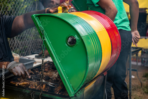 Foto Rastafarian Colors Barrel Drum Jerk Grill Being Opened at Caribbean Food Festiva