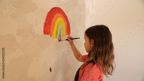 Valokuva Young girl express creativity and imagination by painting a brightly colored rai