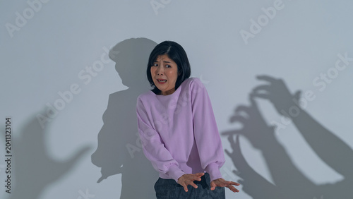 Cuadro en lienzo 怪物の影に怯える女性