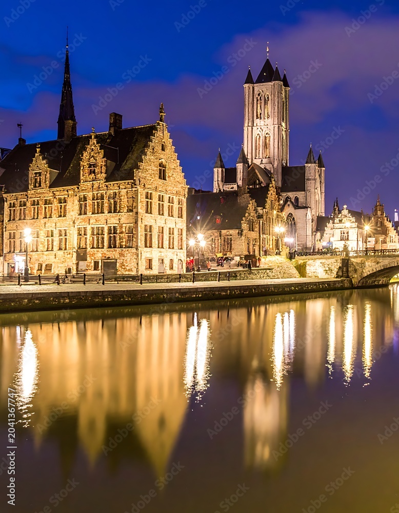 Obraz premium Historic buildings by a serene river.