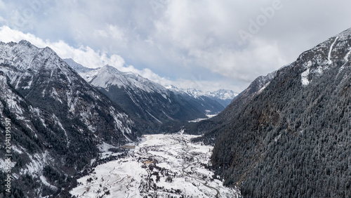 Foto Aerial panoramic winter scenery of snow mountain valley in Bailang Valley, Nying