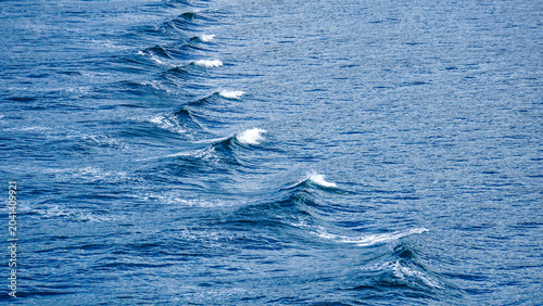 Bilde på lerret 青い海面に一列に並んだ波