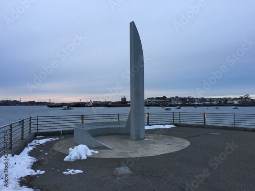 Canvastavla Kim Zullo Meyer Monument, located at the airport end of the East Boston Harborwa