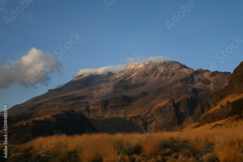 Obraz na płótnie Volcan iluminado por el sol