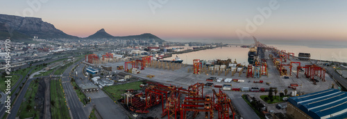 Bild auf Leinwand Cape Town port at dawn