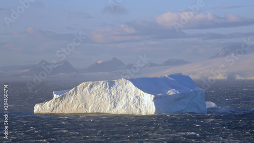Schilderij op canvas icebergs and  distant mountain peaks on a early sunny morning near esperanza  ba