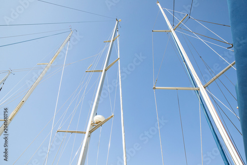 Fotografia bottom view of boat masts on a sunny day at sea