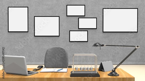 Scrivania con laptop, taccuino e pendolo di Newton in movimento davanti a parete con cornici vuote. Immagine ideale per produttività, business, smart working e concetti aziendali.