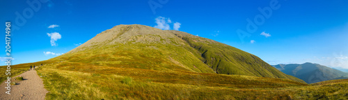 Fotografia Panoramic view of Ben Nevis mountain and hiking trail in the Scottish Highlands