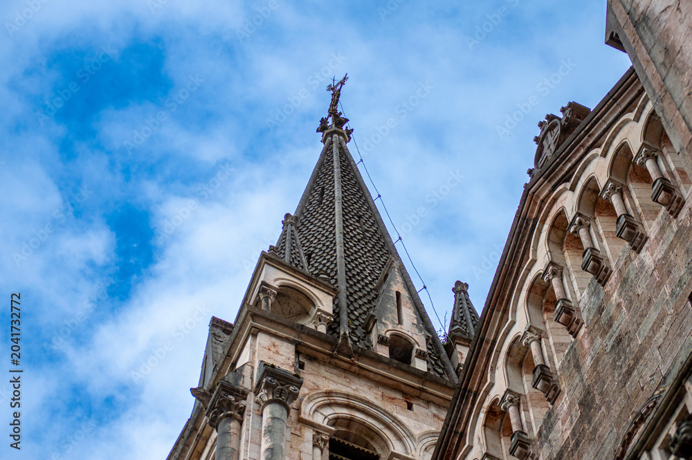 Fototapeta premium Covadonga in Asturias is a historic mountain village known for its sacred cave, basilica, and stunning natural surroundings.