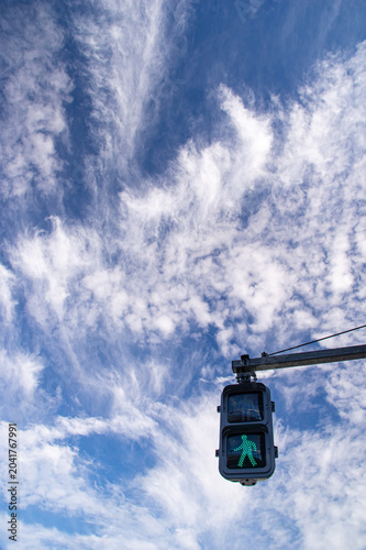 青空と雲と信号機